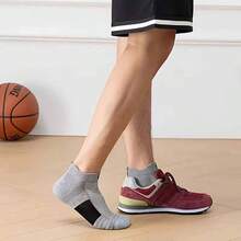 4 pares de calcetines cortos deportivos para hombres, calcetines transpirables y que absorben la humedad con amortiguación reforzada en el talón y los dedos, y soporte de arco para fitness y deportes - Multicolor - Ver 2