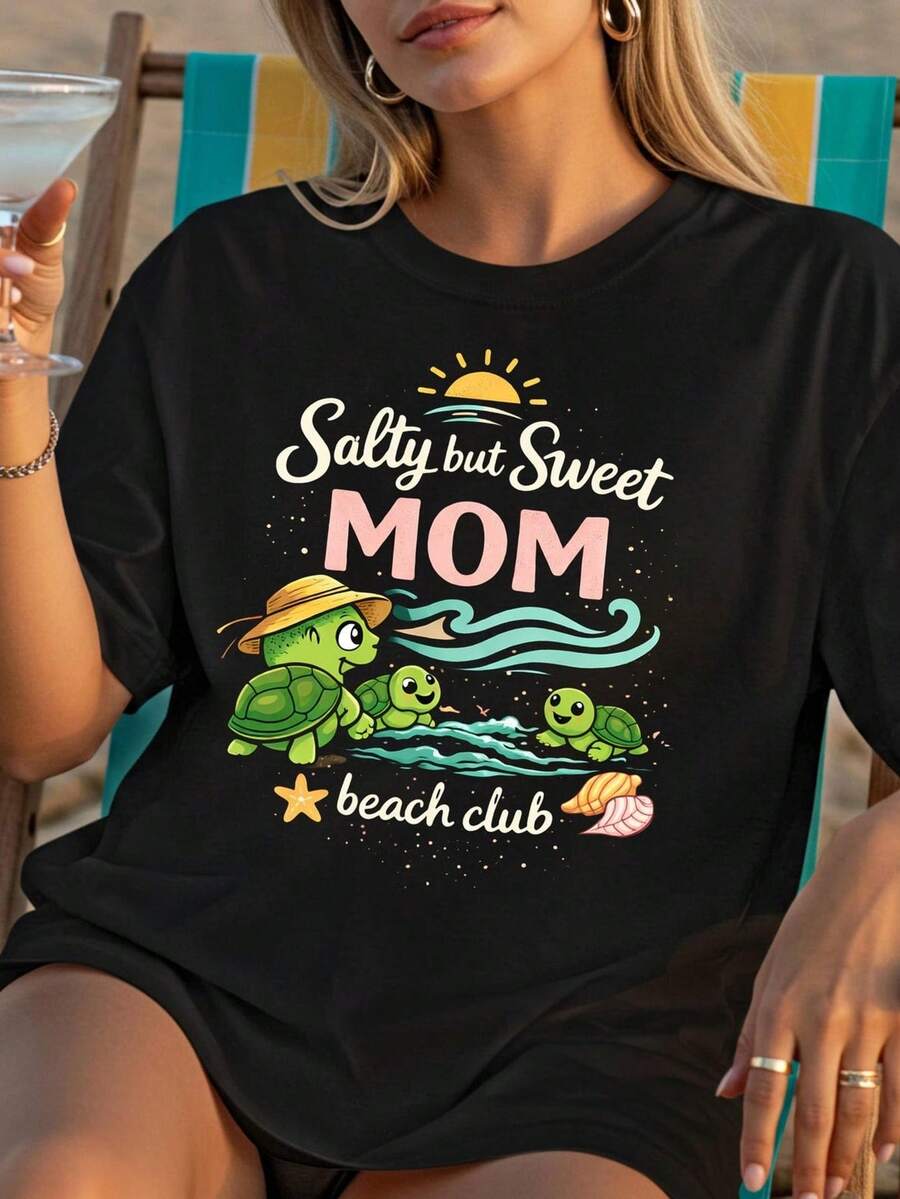 Salty But Sweet Mom Club T1EE T-Shirt, Cute Turtle Mom T-Shirt, Summer Mom T1EE T-Shirt, Vacation Mom T-Shirt, Gift For Mom. Unisex 220g Pure Cotton T-Shirt. Ideal Weight For All Seasons, Suitable For Both Men And Women. Durable, High-Quality Fabric, Soft To The Touch And Long-Lasting. Breathable Top. Suitable For Women's Spring And Summer, Vacations, Mother's Day, And Independence Day. - 黑色 - 查看 1