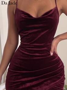 Da Jade Gaun Mini Bodycon Wanita Bahan Beludru Tali Spageti, Gaun Pendek Kerah Cowl dengan Aksen Serut dan Kelim Wrap, Warna Polos Fit Slim untuk Pesta - Burgundy - View 4