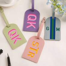 Tag de Bagagem Personalizada com Monograma Sombreado, Tag de Bolsa de Viagem Personalizada, Tag de Identificação com Inicial, Presente para Viajantes, Tag de Mala, Lembrança de Casamento para Viajantes, Tag de Bagagem, Tag de Mala, Presente para Viajantes, Tag de Identificação com Inicial, Lembrança de Casamento, Tag de Bagagem de Couro, Tag de Bagagem com Monograma, Tag de Bagagem Personalizada - Multicolorido - Visão 2