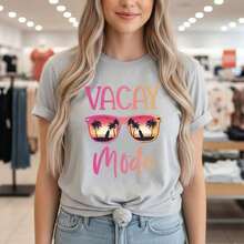 Camiseta de Algodón con Estampado Gráfico 'Vacay Mode' para Mujer, Manga Corta, Cuello Redondo, Estilo Casual, Top para Vacaciones de Verano en la Playa, Tallas S-5XL Disponibles, Camiseta Básica Negra con Diseño de Gafas de Sol y Palmera, Tejido de Algodón Suave y Transpirable, Camiseta de Corte Holgado para Uso Diario, Esencial para Vacaciones - Gris Claro - Ver 1