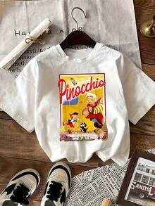 Colorful Illustration Showing A Cheerful Wooden Doll With Its Creator And Cat In A Nostalgic Scene Evoking The Innocence And Magic Of Classic Fairy Tales. Comfortable Casual Women's T-Shirt For Everyday Wear. - 白色 - 查看 2