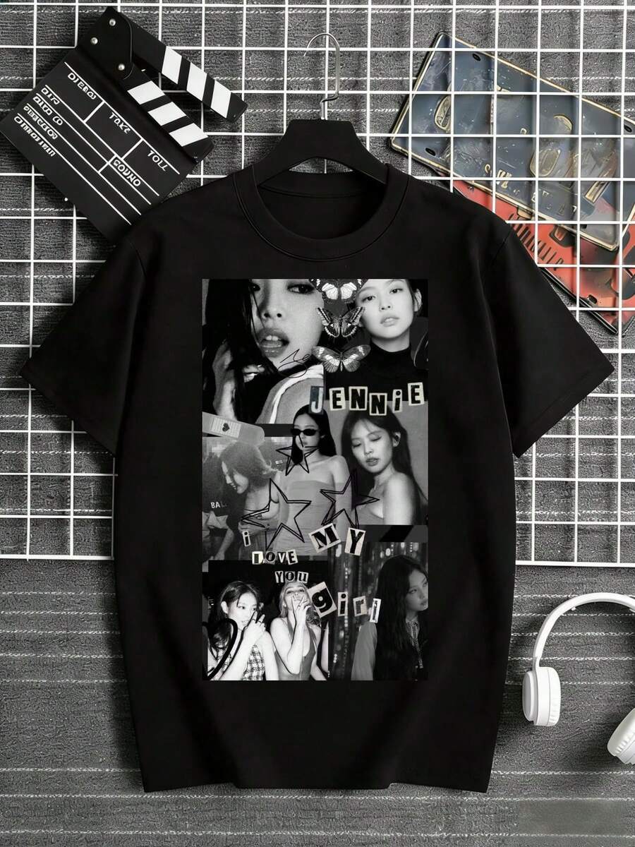 Camiseta negra para hombre, 100% algodón puro, con un llamativo diseño de collage que presenta los textos "Jennie" y "I love you girl", inspirada en una artista popular de K-pop, es la elección perfecta para entretenimiento informal y uso al aire libre..Camiseta holgada, informal y versátil - Negro - Ver 1