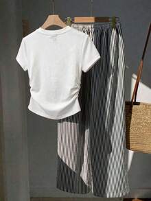 Conjunto de 2 piezas de camiseta corta de manga corta con cuello redondo y cintura fruncida bordada de moda casual para mujer, y pantalones rectos de pierna suelta con estampado de rayas y cintura elástica con cordón - Multicolor - Ver 2
