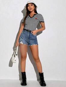 Camiseta con estampado de rayas con parche de corazón - Blanco y Negro - Ver 6