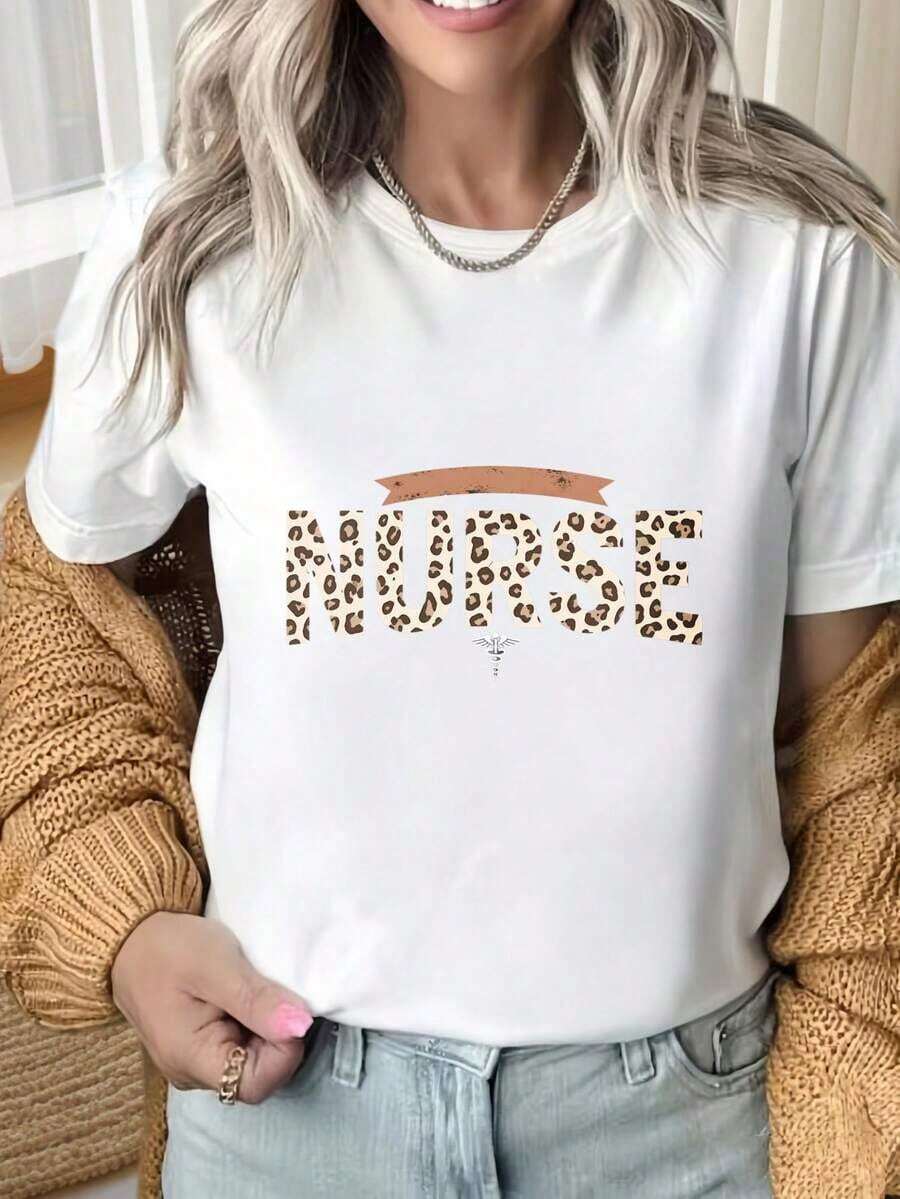 Modern Minimalist Women's T-Shirt With A Round Neck And Short Sleeves. Leopard Print Nurse's Tee With A Graphic Design Of Medical Symbols And Flags. Fun Print, Suitable For Christmas Parties, Sports Activities, Holiday Parties, Outings, Sports, And Other Festive Gifts. - 白色 - 查看 1