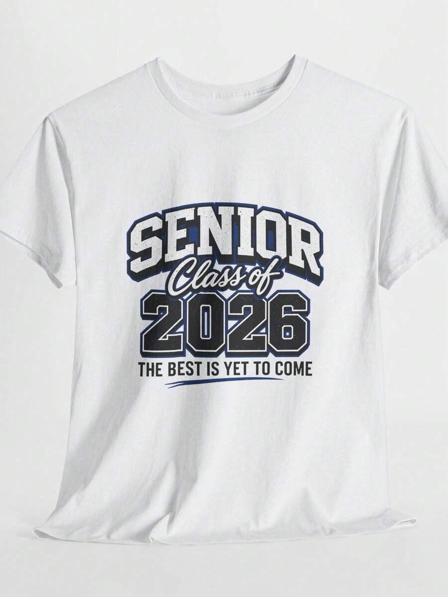 Camiseta de graduación de la promoción de 2026, estilo universitario. Camiseta de algodón puro UniS1ex de 220 g. Peso ideal para todas las estaciones, apta para hombres y mujeres. Tejido duradero de alta calidad, suave al tacto y de larga duración. Transpirable. Adecuada para primavera y verano, vacaciones, Día de la Madre y Día de la Independencia. - Blanco - Ver 1