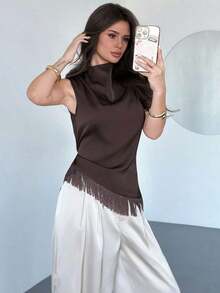 Blusa sin mangas elegante y casual para ir al trabajo, de vacaciones o a la playa, con estilo bohemio.Chaleco de mujer con cuello de satén marrón plisado, bajo asimétrico con flecos, elegante, versátil y apropiado para maestras - Marrón - Ver 7