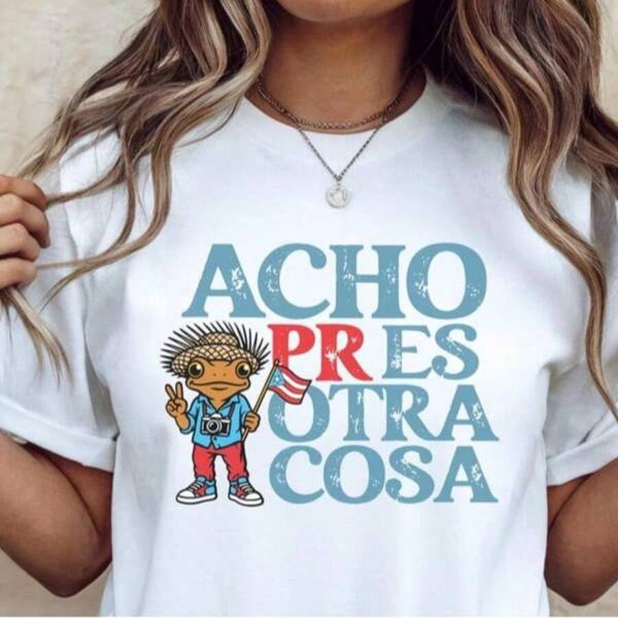 Impresión de letras elegantePuerto Rico Shirt For Puerto Rico Fan Acho PR Es Otra Cosa Concert Shirt Gift Boricua Shirt For Frie,ropa de mujer holgada,un imprescindible para las vacaciones,disfraces y accesorios de Halloween,Camisetas de apoyo al Mundial,Conjuntos a juego para padres e hijos, camisetas para hombre, camisetas para mujer, camisetas para niños - Blanco - Ver 1