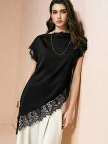Blusa de mujer , de tela de piqué con lunares en blanco y negro, con empalme de encaje de unicolor y bajo asimétrico, elegante para citas y atuendos de verano - Negro - Ver 3