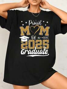 Camiseta de mujerTexto con brillante corazón dorado acompa?ado de sombrero de graduación y estrellas que celebra con orgullo a las madres de graduados  camiseta de mujer 100% algodón 220gCómoda y ligera - Negro - Ver 9