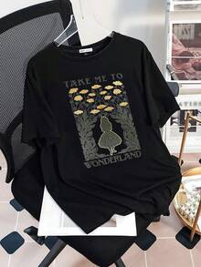 Figure Of A Girl Looking Towards A Magical Garden Full Of Golden Flowers That Evoke A Journey To Fantasy And Freedom, Inspiring Dreams And Serenity. Comfortable And Soft Women's T-Shirt For Everyday Use - 黑色 - 查看 3