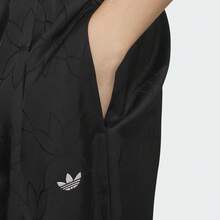Adidas 女款多功能通勤休閒運動長褲，亮面垂墜面料 - 黑色 - 查看 4
