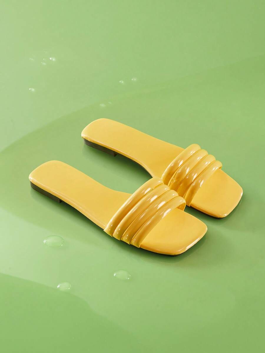 Trivaya Sandalias planas deslizantes para mujeres, chanclas con tiras abiertas brillantes y a rayas, sandalias cómodas y de moda, con correa gruesa y de fácil puesta - Amarillo - Ver 1