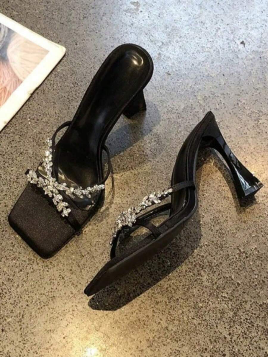2025 Nouvelles sandales mules à bride et strass sur talon en forme de fer à cheval en satin, sandales mules sexy à enfiler pour l'été