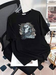Gráfico que muestra una máscara futurista rodeada de figuras épicas que simbolizan la lucha entre luz y oscuridad invitando a la fuerza interior camiseta de mujer  casual cómoda para uso diario moderna - Negro - Ver 3