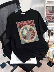 The Print Features A Cute Chef Rat Wearing A Chef's Hat, Encouraging Teamwork In The Kitchen. The Retro Background Evokes Fun And Culinary Creativity. This Comfortable And Soft Women's T-Shirt Offers A Casual Style Perfect For Everyday Wear With An Artistic Touch. - 黑色 - 查看 3