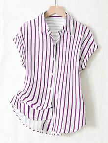 Camisa de verano de moda con rayas, de un solo pecho, con hombros caídos y mangas cortas, de poliéster con cierre de botones delanteros de color contrastante, diseño de parte delantera corta y parte trasera larga - Fondo blanco con rayas moradas - Ver 5
