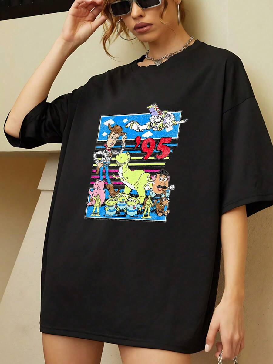 Gráfico colorido que muestra personajes animados clásicos de aventuras y amistad con fondo retro del año 1995 lleno de energía y nostalgia camiseta de mujer cómoda casual para uso diario - Negro - Ver 1