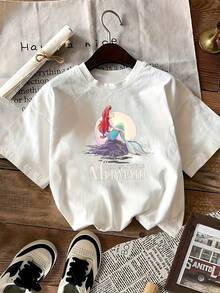 Illustration Of A Red-Haired Mermaid Sitting On A Moonlit Rock, Symbolizing Freedom, Dreams, And A Connection To The Sea, Creating A Magical And Elegant Feel. This Comfortable And Perfect Casual Women's T-Shirt Is Ideal For Summer. - 白色 - 查看 2