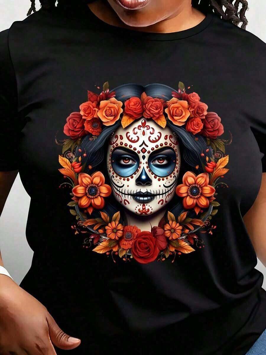 Solt Cotton T-Shirt With Mexican Skull Print For Summer. Cotton T-Shirt With Mexican Skull Print For Summer. Women's T-Shirt With Day Of The Dead Sugar Skull And Floral Wreath, Casual Crew Neck And Short Sleeves, With Vibrant Orange And Red Flowers, Fun Graphic Design Inspired By The Mexican Day Of The Dead Tradition, Suitable For Summer, Party Wear, Perfect As A Birthday Gift, For Wearing In All Seasons. - 黑色 - 查看 1