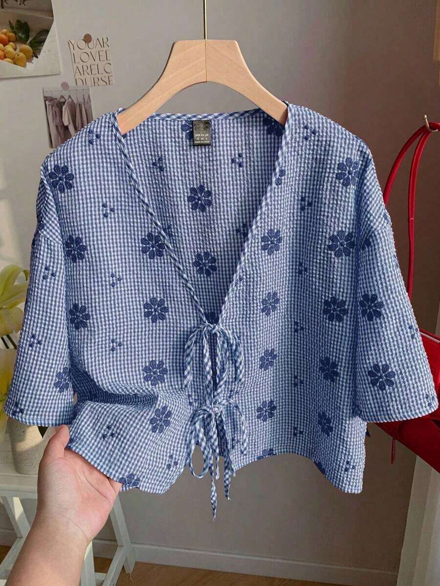 Camisa de mujer de rayas huecas con bordado y lazo para vacaciones, top de verano azul, cubrecosturas de playa; Camisa con lazo, top rojo y blanco; Top con flores 3D - Azul marino - Ver 1