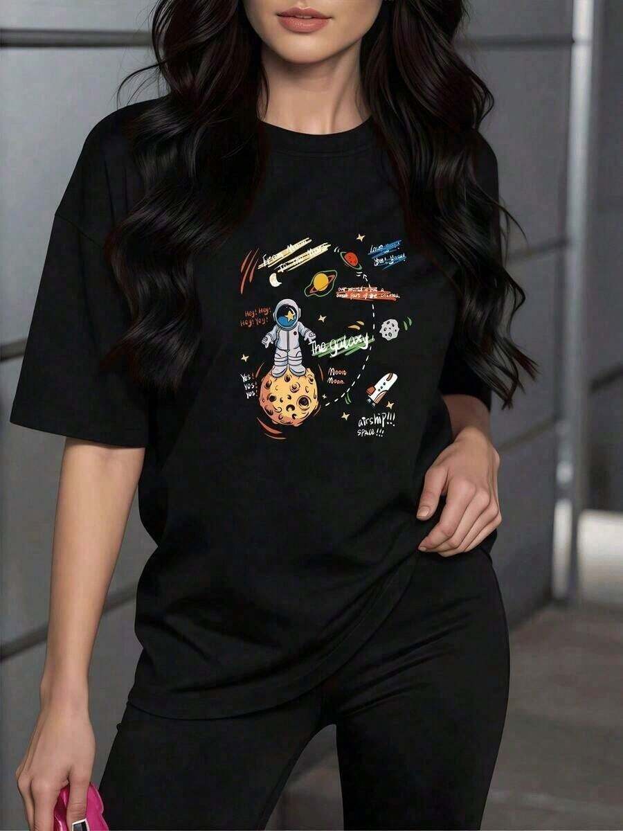 Women's Top 100% Cotton Women's T-Shirt With A Space Print, Featuring An Astronaut On The Moon, Planets, And Stars. Original And Comfortable Design For A Casual And Modern Look. 2026 - 黑色 - 查看 1
