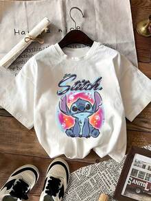 Colorful Illustration Of A Cute Blue Character Sitting Under A Starry Sky With Pink And Purple Tones That Conveys A Sense Of Calm And Fantasy. Comfortable Casual Women's T-Shirt For Summer And Everyday Wear - 白色 - 查看 2
