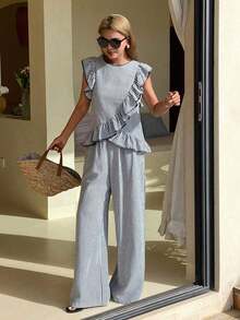 Conjunto casual de 2 piezas para vacaciones de verano para mujeres, con blusa de cuello redondo con volantes y rayas y pantalones rectos y sueltos - Blanco y Negro - Ver 2