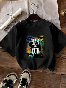 Silhouette Of A Child Surrounded By Wild Animals And Tropical Trees Symbolizing Friendship And Connection With Nature. Comfortable And Casual Women's T-Shirt Ideal For Everyday Wear. - 黑色 - 查看 2