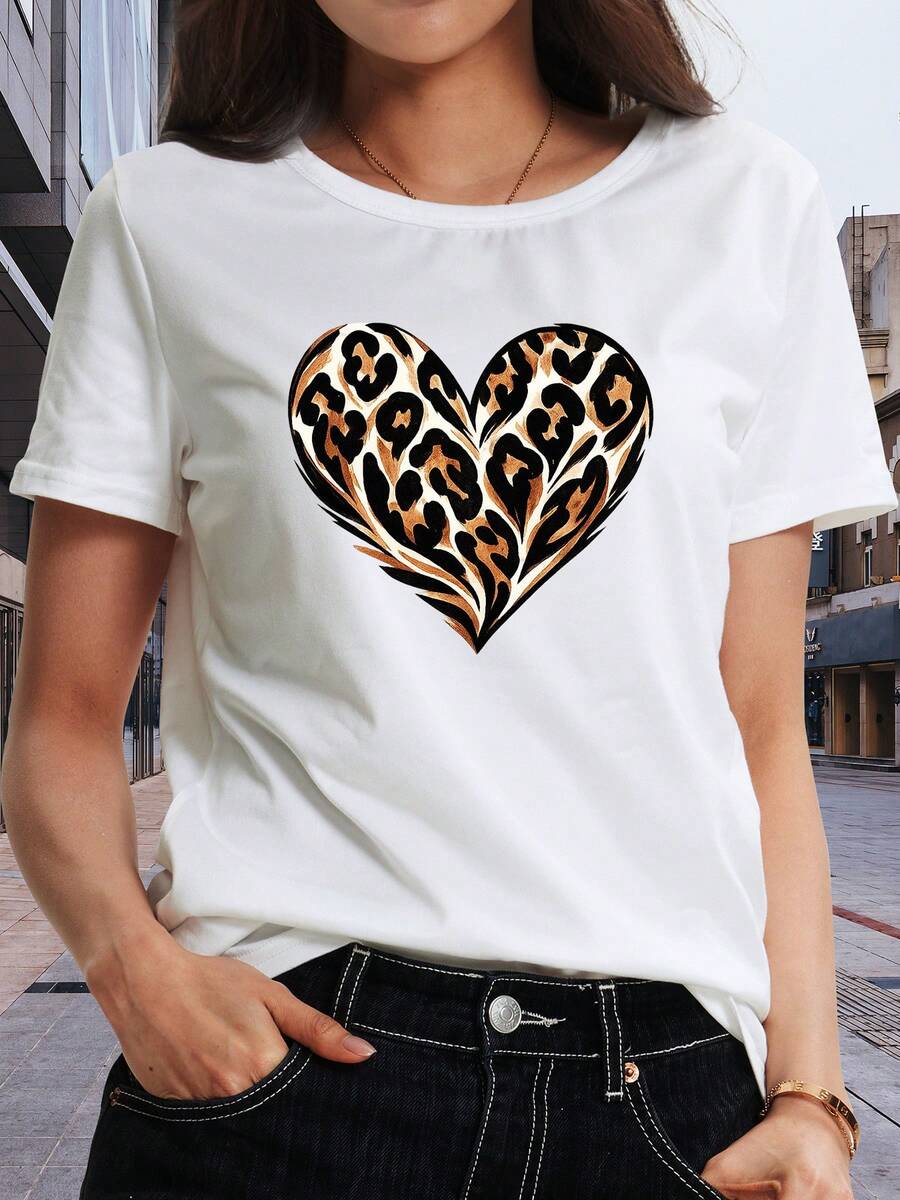 Camiseta de Mujer con Estampado de Leopardo y Corazón 100% Algodón - Hecha de tela transpirable, suave y elástica, esta camiseta de manga corta y cuello redondo presenta un estampado de animales. Es una camisa casual para mujer, adecuada para usar en primavera y verano, lavable a máquina y disponible en varios colores. - Blanco - Ver 1