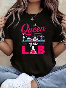 Camiseta de talla grande para mujer con estampado gráfico "Reina del laboratorio", manga corta y cuello redondo, top casual para verano y primavera, ropa de mujer - Negro - Ver 1