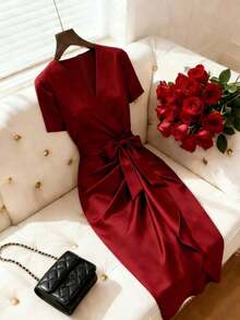Vestido de mujer de satén con escote en V en color rojo picante, con volantes asimétricos en el bajo y mangas cortas, adecuado para uso diario elegante, salidas glamorosas y citas románticas - Burdeos - Ver 4