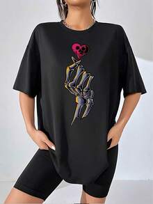 Graphic Tee With A Heart-Shaped Skeleton Hand. Stylish Women's Tee With Unique Artwork. Perfect For Casual Wear. Modern And Comfortable Cotton Blend Fabric. Available In Various Sizes For A Perfect Fit. - 黑色 - 查看 5