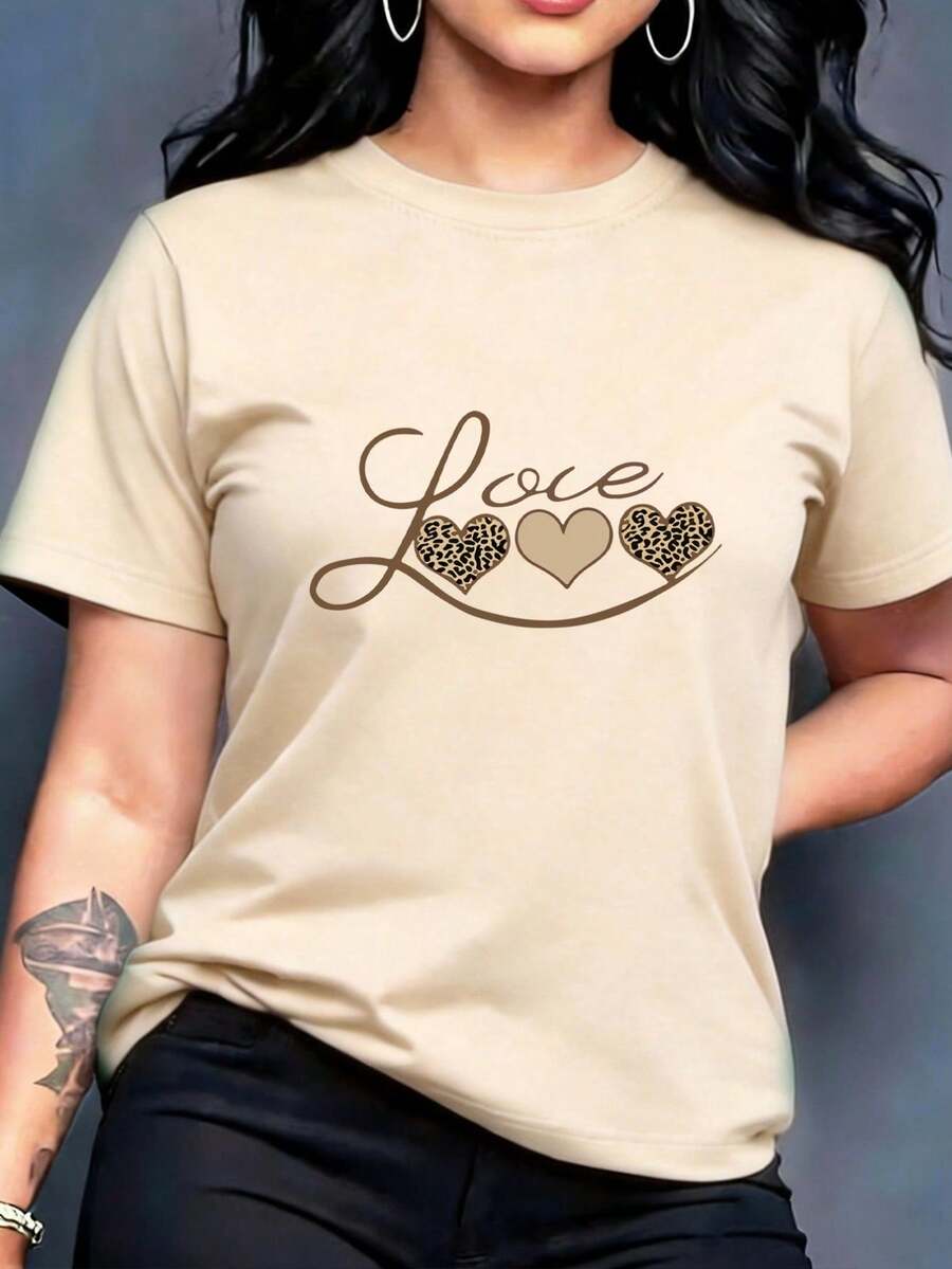 1 Pieza Ajuste Regular Casual Playera de Manga Corta para Mujer Estilo Romántico Dulce Minimalista Estampado Gráfico Llamativo Frontal de Palabra "Love" en Letra Cursiva Elegante Trazos Fluidos Marrones Subrayado Curvo Decorado con Tres Corazones Alineados Dos Corazones con Patrón Salvaje Animal Print de Leopardo y Un Corazón Sólido Central Arte Tipográfico Fusión de Naturaleza y Romance Cuello Redondo Clásico. Envío directo desde nuestro almacén local, modelo para parejas, ideal para llevar en pareja.