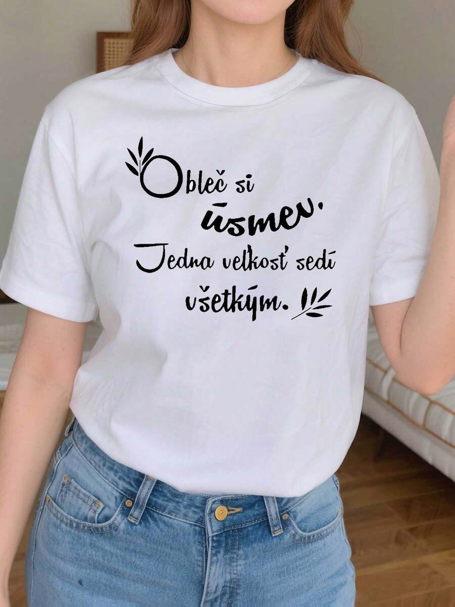 Camiseta de talla grande para mujer con estampado de letras "Oblec Si T'usen Jedna Vel'kost'sedi Vsetkym", manga corta y cuello redondo, top casual para verano y primavera, ropa de mujer - Negro - Ver 1