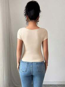 Nueva camiseta de mujer de manga corta con cuello cuadrado, dobladillo ondulado negro y fruncido lateral, versátil para el verano - Albaricoque - Ver 2