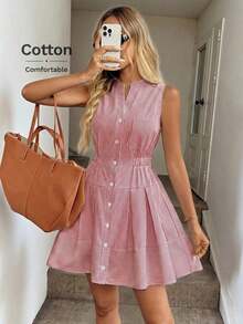 Vestido casual y elegante de mini longitud sin mangas, con cuello alto, cierre con botones, cintura elástica y pliegues en la falda en tela de algodón a rayas, para vacaciones - Rojo y blanco - Ver 12