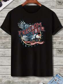 Camiseta Patriótica Masculina Freedom Journey 1776 - Estampa Vintage da Bandeira com a Inscrição "Terra da Liberdade", Gola Redonda Clássica, Ideal para Uso Casual e Festas. - Preto - Ver 2