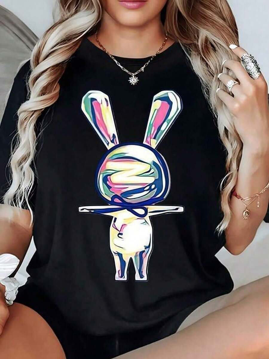 Conejo multicolor en posición divertida que transmite energía juvenil y alegría ideal para un look casual camiseta de mujer 100% algodón 220g