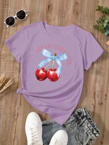 Oversized White T-Shirt With Cherries And A Blue Bow, Ideal For Casual Summer Outfits. Loose-Fitting Youth T-Shirt With A "Fresh Cherries" Cherry Design, A Flirty Style To Combine With Jeans Or Shorts. Summer T-Shirt With A Cherry Graphic And Text, A Feminine And Flattering Style. - YH433-紫色 - 查看 2