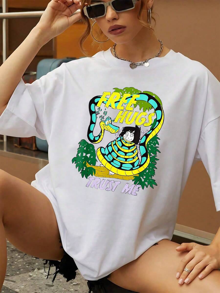 Una gran serpiente azul y amarilla rodeando a un personaje sonriente bajo hojas verdes transmite humor irónico con las frases Free Hugs y Trust Me mostrando un contraste divertido entre ternura y peligro camiseta de mujer  casual cómoda para uso diario - Blanco - Ver 1