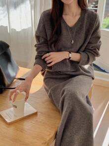 Conjunto de 2 piezas de suéter de manga larga de cuello en V de unicolor y falda de corte holgado, estilo coreano casual para mujer - Café integral - Ver 6