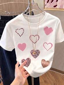 1 Pieza Ajuste Regular Casual Playera de Manga Corta para Mujer Estilo Romántico Coquette Dulce Estampado Gráfico Llamativo Frontal de Múltiples Corazones Dispersos Mezcla de Texturas Corazones Sólidos Efecto 3D Burbuja Tono Rosa Suave Entrelazados con Contornos Huecos y Corazones Rellenos de Patrón Animal Print Leopardo Salvaje Increíble Efecto Visual Metálico Oro Rosa Brillante Diseño Lindo Mezcla de Ternura y Glamour Cuello Redondo Clásico. Envío directo desde nuestro almacén local, modelo para parejas, ideal para llevar en pareja. - Blanco - Ver 3