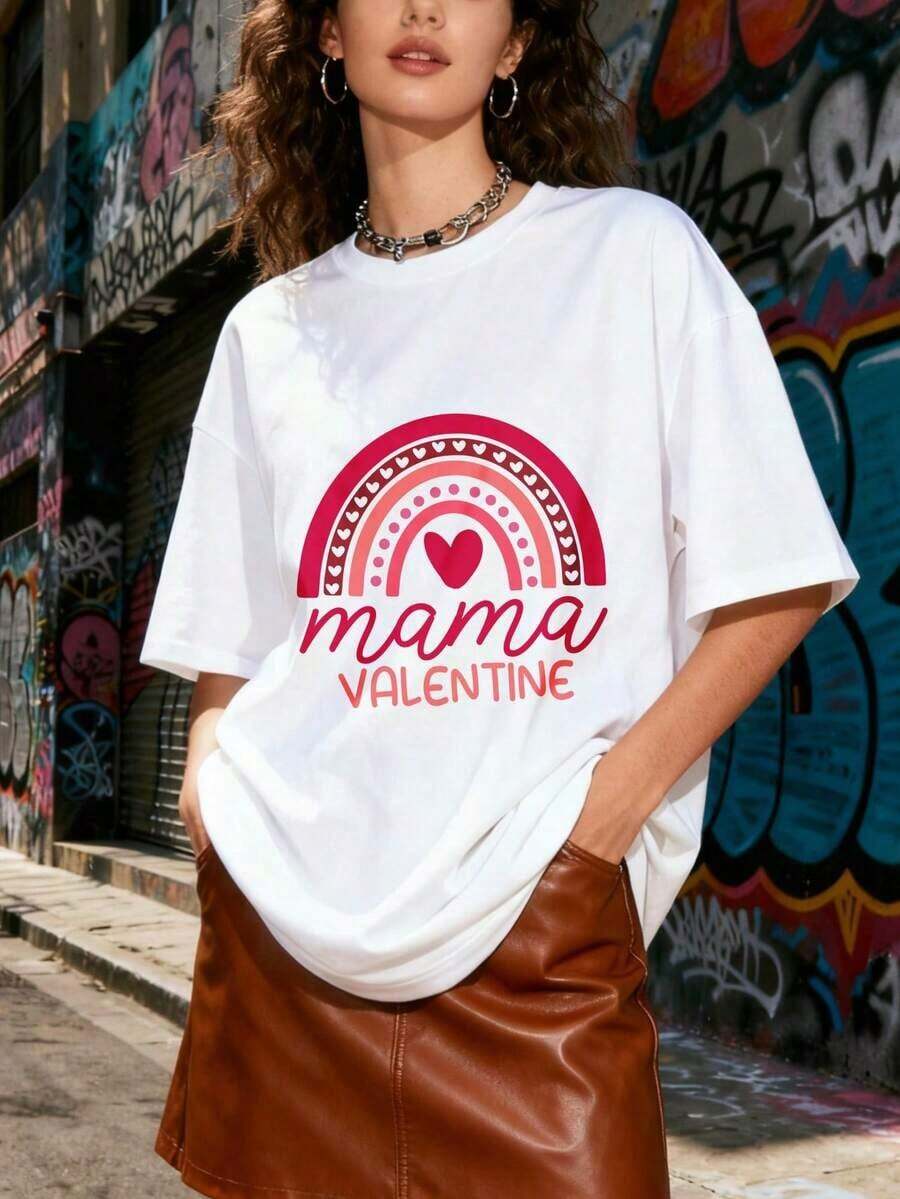 Camiseta Blanca Oversize para Mujer con Estampado de Corazón Arcoíris de Mama Valentine, Estilo Casual Urbano - Blanco - Ver 1
