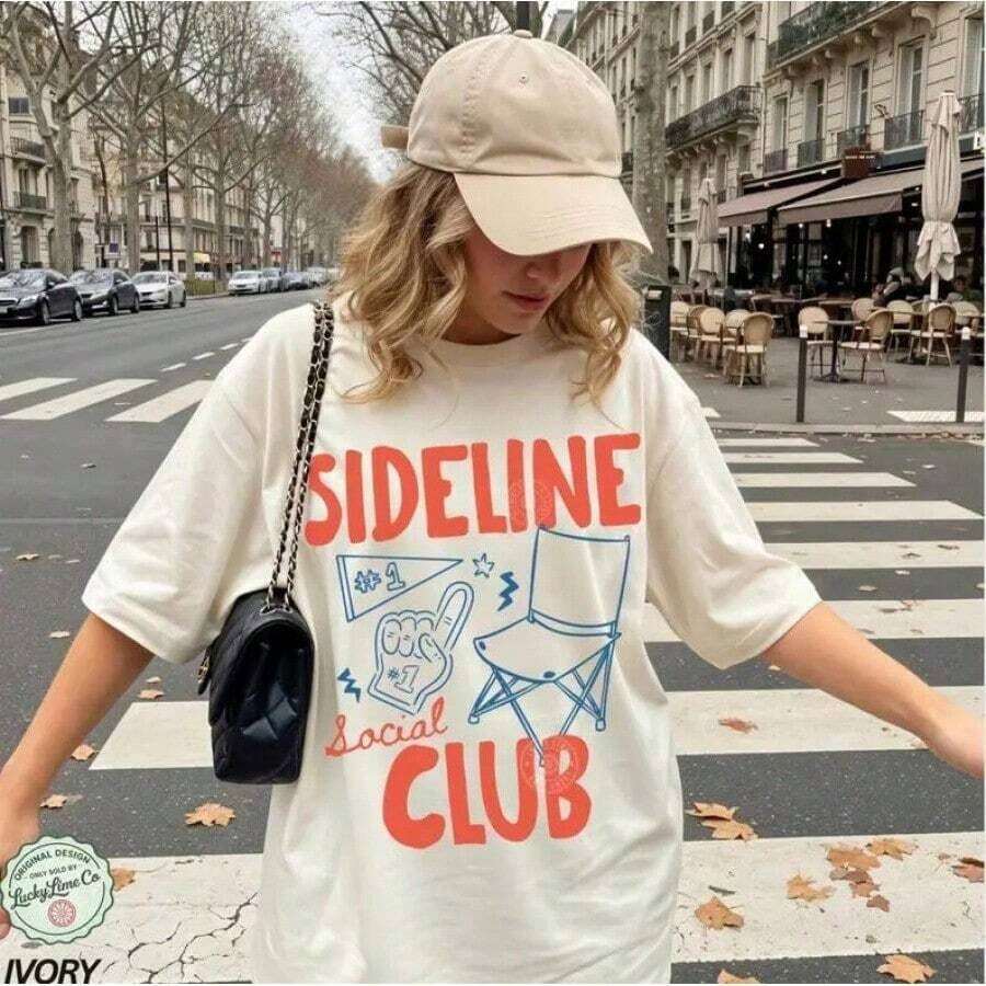 Camiseta del Club Social Sideline, Camiseta para Mamá de Béisbol, Camiseta para Mamá Deportista, Camiseta para Mamá de Fútbol, Camiseta para Mamá de Sóftbol, Temporada de Fútbol Americano, Camiseta para el Día del Partido 2026 (Estilo dulce, estilo retro, unisex) - Blanco - Ver 1