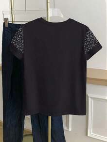 Camiseta de mujer con cuello redondo y bloque de color con pequeño estampado floral - Negro - Ver 2