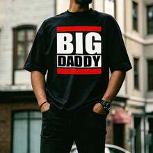 [2D Flat] BIG DADDY In White Letters With Black Borders And Red Lines At The Top And Bottom On A Black T-Shirt, Rectangular Shape. Acrylic Pendant Ornament For Interior Decoration & Birthday Gifts, Festival Gift For Fathers - 黑色 - 查看 2