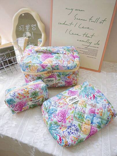 Una bolsa de cosméticos estilosa y colorida con estampado para mujeres - una práctica bolsa con cremallera de gran capacidad y un lindo estampado floral. Ideal para organizar productos de cuidado de la piel y belleza, que puede usarse como neceser o bolsa de viaje. Lo suficientemente espaciosa para contener teléfonos móviles, brochas de maquillaje, lápices labiales, auriculares, perfumes, accesorios para el cabello, cremas de manos, cosméticos y artículos de cuidado de la piel. Un accesorio esencial para el almacenamiento y la organización del maquillaje, perfecto para usar en el baño, el dormitorio o durante los viajes y las vacaciones.