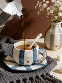 1 Set Taza de Café y Plato de Cerámica con Borde Ondulado y Rayas en Forma de Corazón de 300ml, Hecho de Cerámica de Alta Calidad sin Plomo, Taza con Asa Resistente al Calor, Apto para Lavavajillas. Perfecto para Disfrutar de Varias Bebidas, Se Puede Usar como Taza de Jugo, Taza de Avena, Taza de Café, Etc., También Adecuado como Set de Regalo o Útiles Escolares. También Se Puede Usar como Regalo de Inauguración de Casa, Regalo de Boda - Multicolor - Ver 2